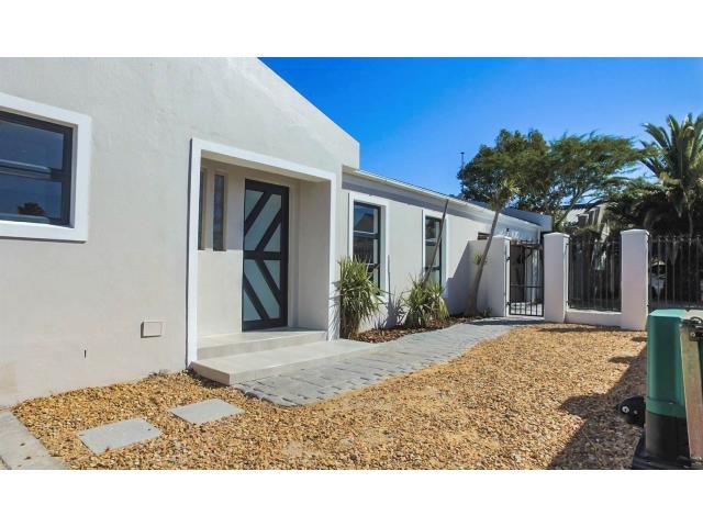 To Let 4 Bedroom Property for Rent in Blouberg Sands Western Cape